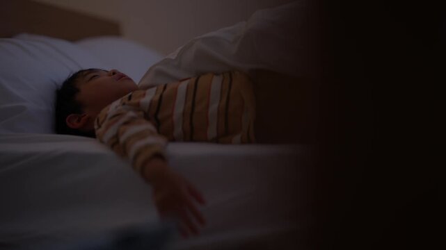 ベッドで熟睡する6歳の男の子