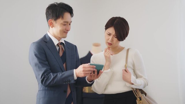 着物の値段に驚く女性