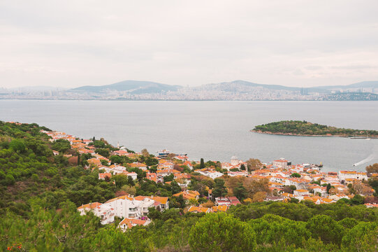Coastal panorama overlooks tranquil bay frames skyline