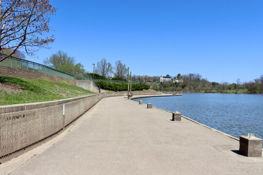 The pathway near the lake in the park.