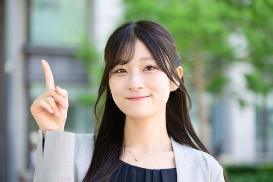 指を立てる日本人女性