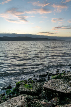 Amanhecer visto da Ponta dos Cedros na Enseada do Brito, Palho&ccedil;a, Santa Catarina, Brasil.
