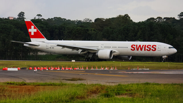 Vista lateral de aeronave da swiss international air lines durante movimenta&ccedil;&atilde;o na pista do Aeroporto Internacional de Guarulhos. Guarulhos SP 09 Maio 2026.