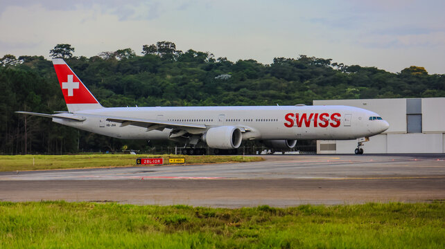Aeronave Boeing 777 da SWISS &eacute; registrada durante opera&ccedil;&atilde;o de taxiamento no Aeroporto Internacional de Guarulhos, refor&ccedil;ando a intensa movimenta&ccedil;&atilde;o da avia&ccedil;&atilde;o internacional. Guarulhos, SP, 10 Maio 202