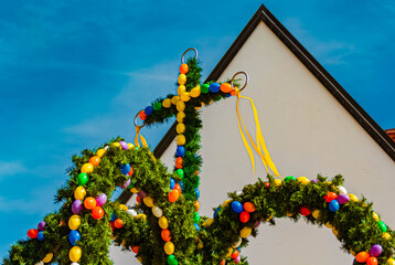 Obraz premium Traditional bavarian easter decoration on a sunny day at Mount Pilgramsberg, Rattiszell, Straubing, Bogen, Bavaria, Germany