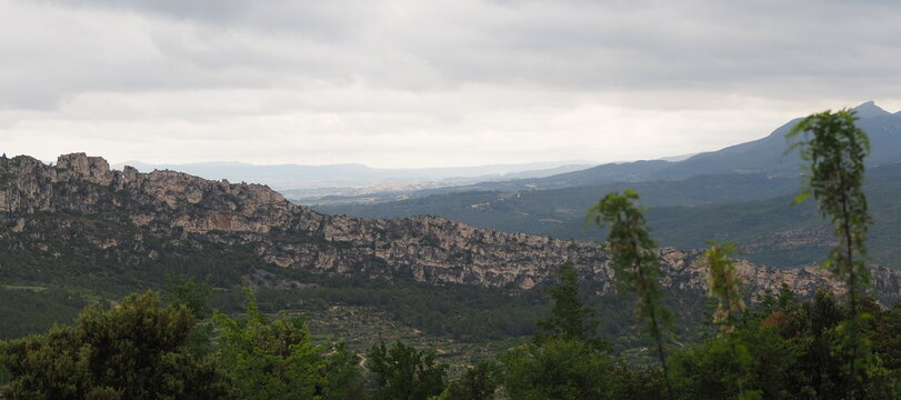monta&ntilde;as del parque natural de Poblet con murallas esculpidas por los fen&oacute;menos naturales,  escenario para practicar deportes como la escalada o senderismo, Tarragona, Catalu&ntilde;a, Espa&ntilde;a, Europa