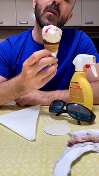 Comiendo helado de cucurucho time lapse verano comer cono nata y fresa, gafas de sol y crema solar en mesa cocina casa