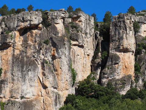 pe&ntilde;a roja, uno de los  bloques de roca para la practica de la escalada. parque natural  y protegido del Montsant, Tarragona, Catalu&ntilde;a, Espa&ntilde;a, Europa 