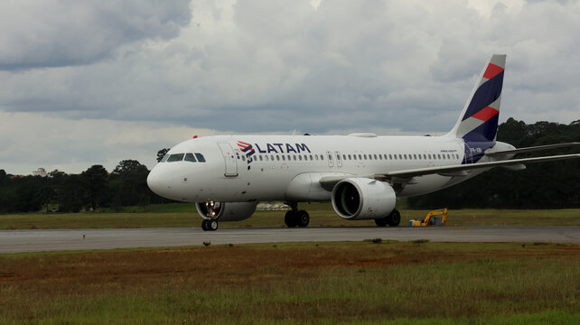 Vista lateral de aeronave Airbus A350 da LATAM evidencia a rotina operacional do Aeroporto Internacional de Guarulhos. Guarulhos, SP, 10 Maio 2026.