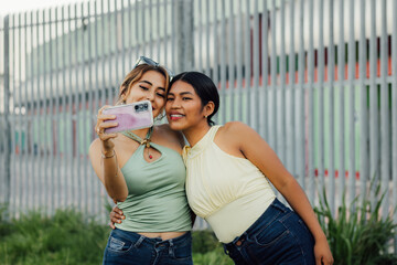 Naklejka premium Amigas latinas sonrientes unidas en el Día Mundial de la Juventud.