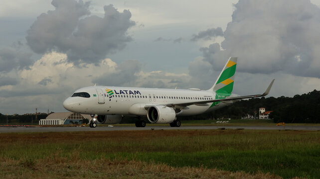 Vista lateral de aeronave da LATAM Airlines destaca movimenta&ccedil;&atilde;o operacional no principal aeroporto do Brasil. Guarulhos SP em 10 Maio 2026.