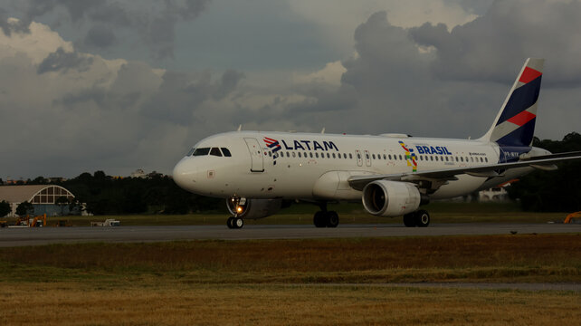 Avi&atilde;o da LATAM Airlines fotografado durante deslocamento operacional no Aeroporto Internacional de Guarulhos em S&atilde;o Paulo. Guarulhos SP 11 Maio 2026.
