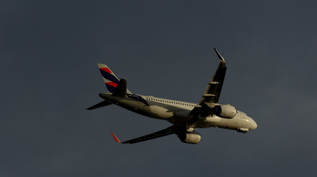 Aeronave da LATAM fotografada em aproxima&ccedil;&atilde;o para o Aeroporto de Guarulhos, com motores sob as asas e c&eacute;u dram&aacute;tico ao fundo, Guarulhos, SP, 10 maio 2026.