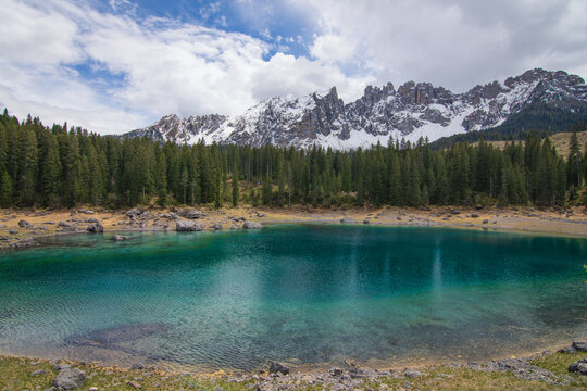 Joli petit lac alpin, Le Lac de Carezza dans les Dolomites en Italie