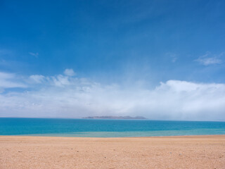 Fototapeta premium tropical beach with blue sky and clouds Lakes and mountains in the uninhabited areas of the Tibetan Plateau 