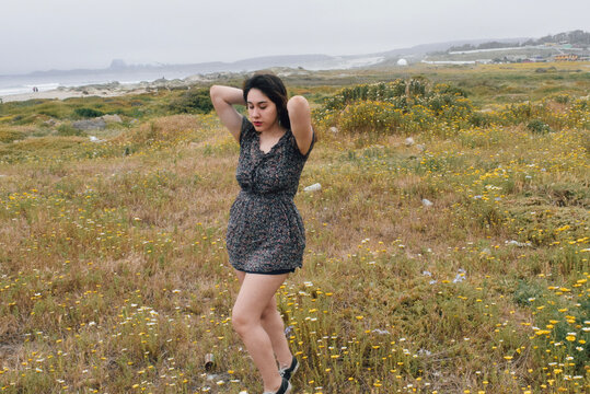 Mujer joven en un paisaje de paramo ventoso
