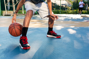 Naklejka premium Outdoor basketball game action photo