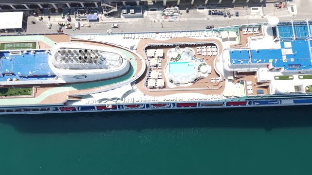 TRIESTE, ITALIA - 9 MAGGIO 2026: Veduta aerea della nave da crociera Oceania Allura ormeggiata alla Stazione Marittima Vista dall&rsquo;alto 