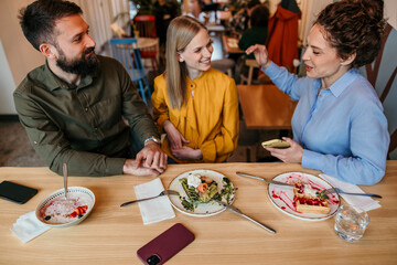 Fototapeta premium Friends enjoying brunch and conversation during social gathering