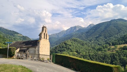 La belle église Saint-Michel d'Ayet, avec la vallée de Bethmale et les Pyrénées ariégeoises en arrière-plan © Arnaud