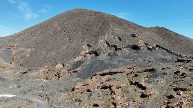 survol de paysages volcaniques et d&eacute;sertiques &agrave; Fuerteventura aux canaries