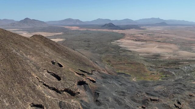 survol de paysages volcaniques et d&eacute;sertiques &agrave; Fuerteventura aux canaries