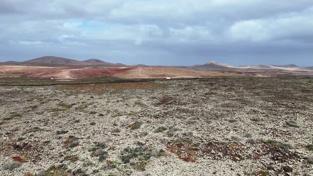 survol de paysages volcaniques et d&eacute;sertiques &agrave; Fuerteventura aux canaries