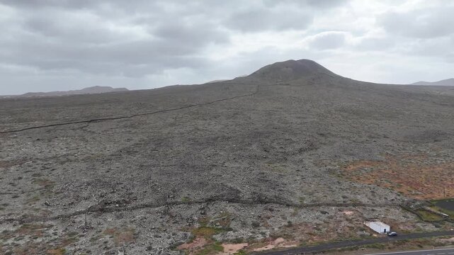 survol de paysages volcaniques et d&eacute;sertiques &agrave; Fuerteventura aux canaries
