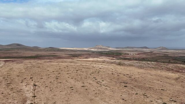 survol de paysages volcaniques et d&eacute;sertiques &agrave; Fuerteventura aux canaries