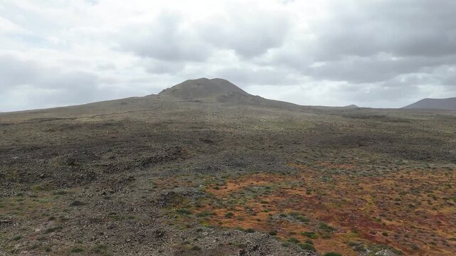 survol de paysages volcaniques et d&eacute;sertiques &agrave; Fuerteventura aux canaries