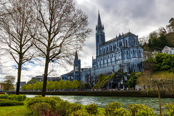 Obraz premium Basilica of the Immaculate Conception of Lourdes seen from the banks of the Gave de Pau