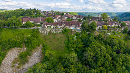 Obraz premium Summer vacation and wanderlust concept with a sweeping aerial view of a French hilltop town