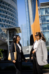 Fototapeta premium Two friends enjoying a sunny day in a modern urban setting with joy