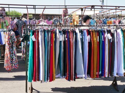 Textilienverkauf auf dem Markt von Dorchester
