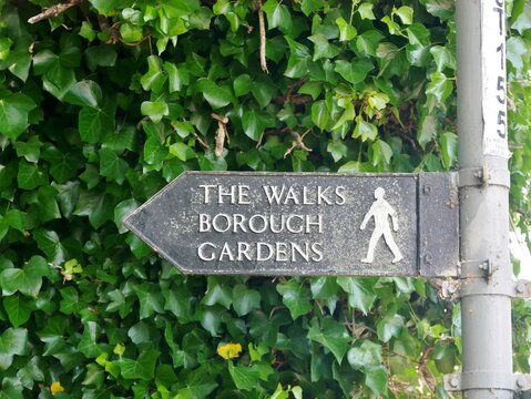 Schild mit Wegpfeil zu den Borough-Gardens