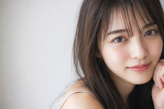 手を頬に添えて微笑む美しい女性 Generative AI