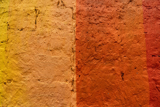 Fond abstrait textur&eacute; jaune et orange avec mur en b&eacute;ton brut et peinture vieillie
