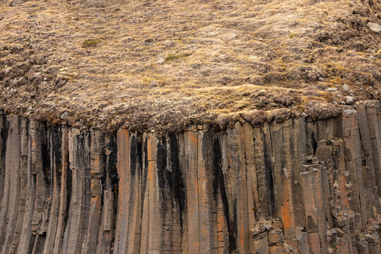 Texture naturelle de colonnes basaltiques verticales en Islande, illustrant les ph&eacute;nom&egrave;nes g&eacute;ologiques li&eacute;s &agrave; l'activit&eacute; volcanique et au refroidissement de la lave.
Arri&egrave;re plan textur&eacute;