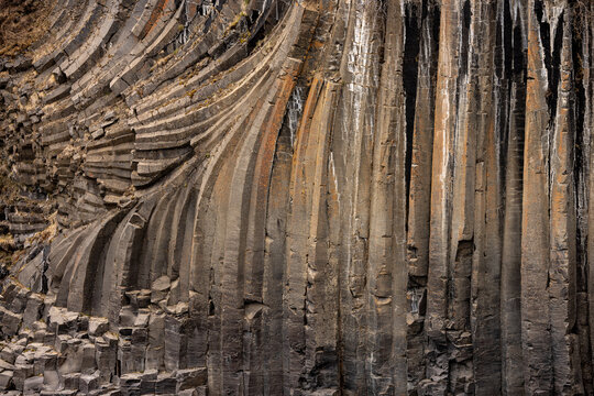 Texture naturelle de colonnes basaltiques verticales en Islande, illustrant les ph&eacute;nom&egrave;nes g&eacute;ologiques li&eacute;s &agrave; l'activit&eacute; volcanique et au refroidissement de la lave.
Arri&egrave;re plan textur&eacute;