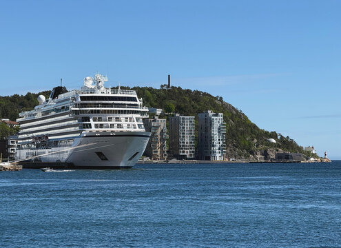 Kreuzfahrtschiff im Hafen von Kristiansand in Norwegen 