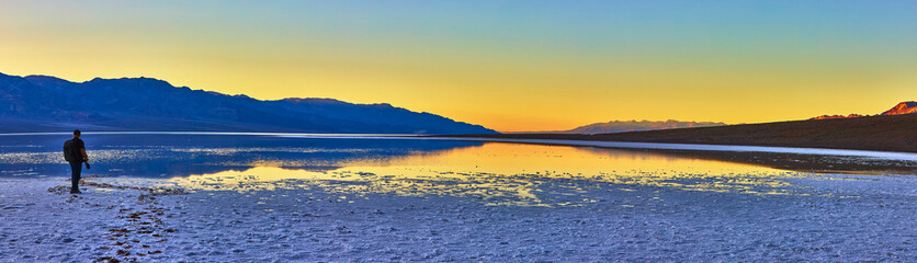 Obraz premium Panorama of Badwater Basin Salt Flats and Lake Manly Reflections at Golden Hour
