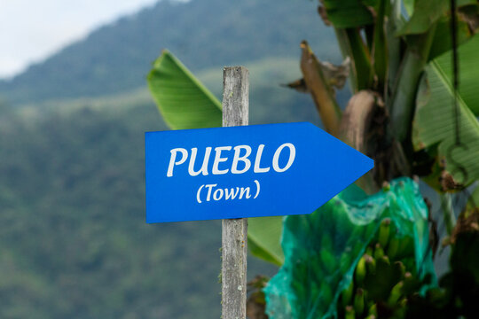 Se&ntilde;al que apunta a la direcci&oacute;n del pueblo en azul