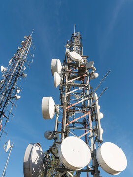 Grandes torres de telecomunicaciones con el azul del cielo de fondo