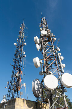 Grandes torres de telecomunicaciones con el azul del cielo de fondo