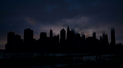 Obraz premium Dark city skyline silhouette at dusk with dramatic clouds and glowing sky