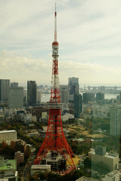 東京、日本 - 2025年1月5日：麻布台丘陵から見た東京タワーの眺め