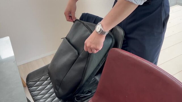 出勤の準備をするビジネスマン