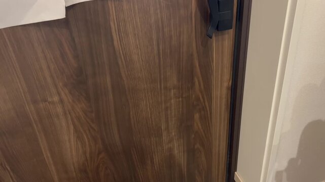 玄関を出るビジネスマン
