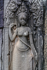 Obraz premium Apsara dancer carved into stone at Angkor Wat, Bayon Temple, Siem Reap, Cambodia. These celestial dancers are a common motif in Khmer art and architecture.