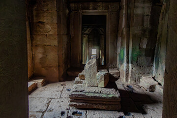 Fototapeta premium Ancient stone altar inside a temple ruin in Bayon Temple, Siem Reap, Cambodia. The weathered structure evokes a sense of history and mystery.